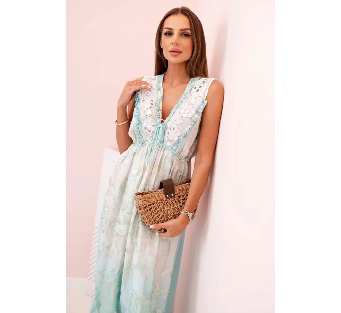 Dámske viskózové šaty s mätovou výšivkou