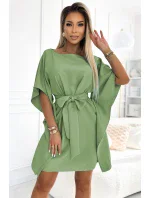 SOFIA Dámské šaty v olivové barvě se zavazováním v pase model 20144370 - numoco SOFIA Dámské šaty v olivové barvě se zavazováním v pase model 20144370 - numoco
