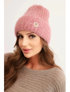 Dámská zimní čepice z huňaté pleteniny a s model 21441822 knoflíkem tmavě růžová - K-Fashion