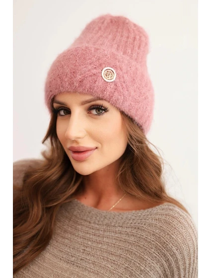 Dámská zimní čepice z huňaté pleteniny a s model 21441822 knoflíkem tmavě růžová - K-Fashion