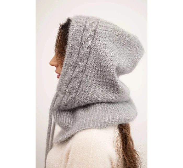 Dámska čiapka s kapucňou a pleteným vzorom sivá