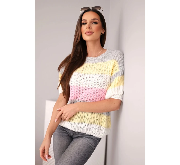 Dámsky sveter s čipkovým vzorom vo farebných pruhoch s krátkymi rukávmi sivý