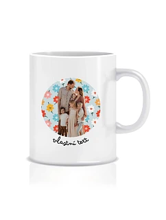 Personalizovaný klasický biely keramický hrnček s objemom 300 ml s výrezom pre fotografiu na pozadí