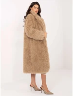 Tmavě béžový dlouhý dámský kabát z umělé kožešiny model 21818077 - Factory Price Tmavě béžový dlouhý dámský kabát z umělé kožešiny model 21818077 - Factory Price