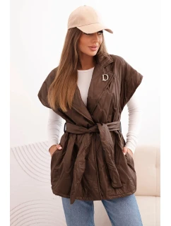 Dámska prešívaná vesta s opaskom a širokým golierom hnedá