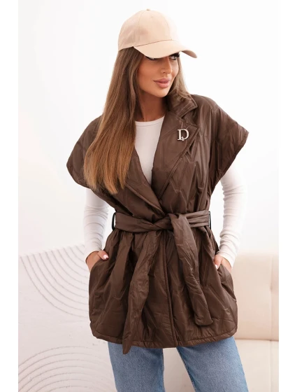 Dámska prešívaná vesta s opaskom a širokým golierom hnedá