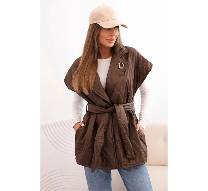 Dámska prešívaná vesta s opaskom a širokým golierom hnedá
