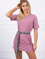 Šaty s ozdobným pásikom tmavo ružové