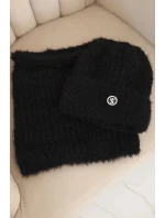 Dámska zimná čiapka a šál s ozdobným emblémom čierna