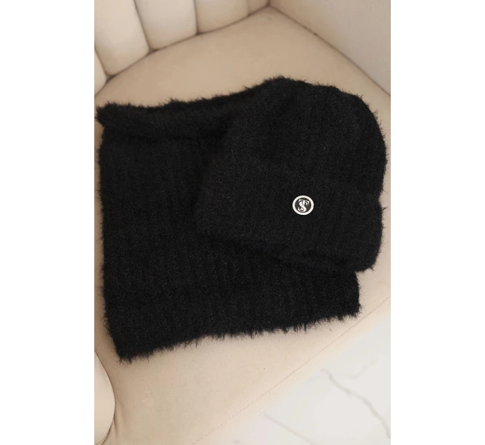 Dámska zimná čiapka a šál s ozdobným emblémom čierna