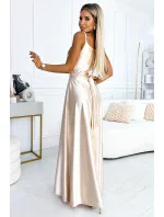 Elegantní dlouhé béžové dámské saténové šaty s výstřihem a rozparkem na noze model 19405276 - numoco