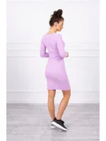 Přiléhavé šaty s výstřihem fialové barvy