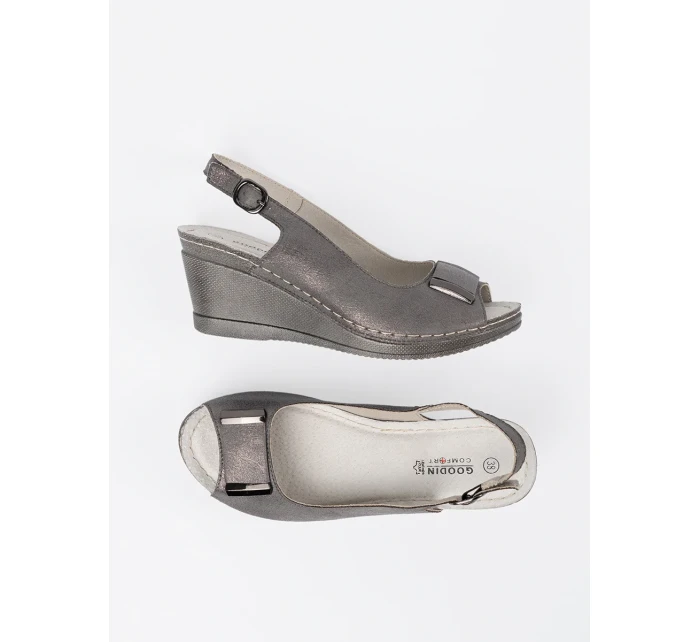 Moderné sivé a strieborné sandále pre ženy na klinoch Moderné sivé a strieborné sandále pre ženy na klinoch