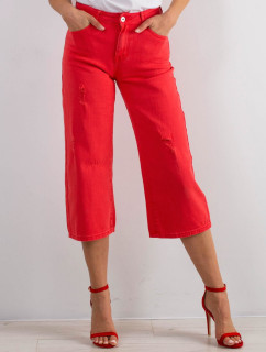 Červené roztrhané džínsy