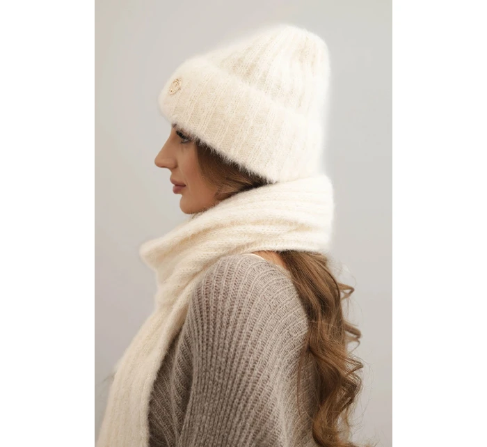 Dámský komplet čepice a z měkké příze ecru model 21800779 - K-Fashion Dámský komplet čepice a z měkké příze ecru model 21800779 - K-Fashion