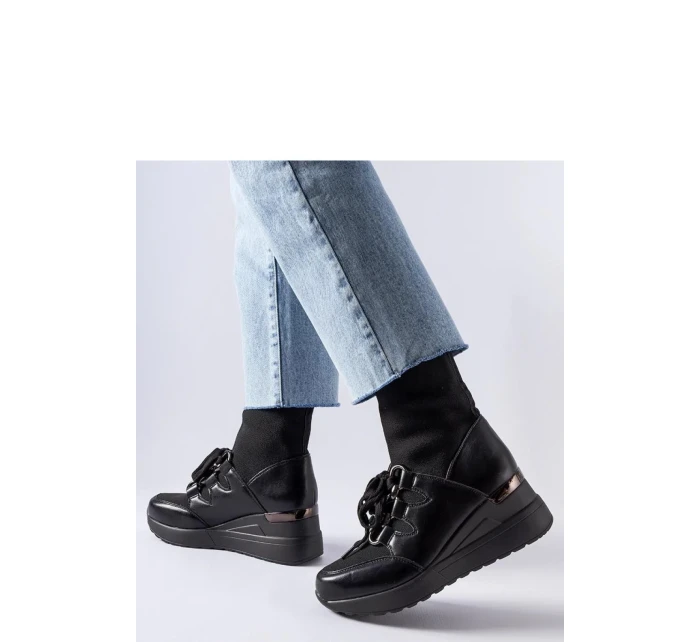 Topánky na klinovom podpätku model 206574 Solea Topánky na klinovom podpätku model 206574 Solea