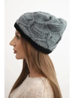 Dámska zimná vlnená čiapka s pleteným vzorom K443 sivá Dámska zimná vlnená čiapka s pleteným vzorom K443 sivá