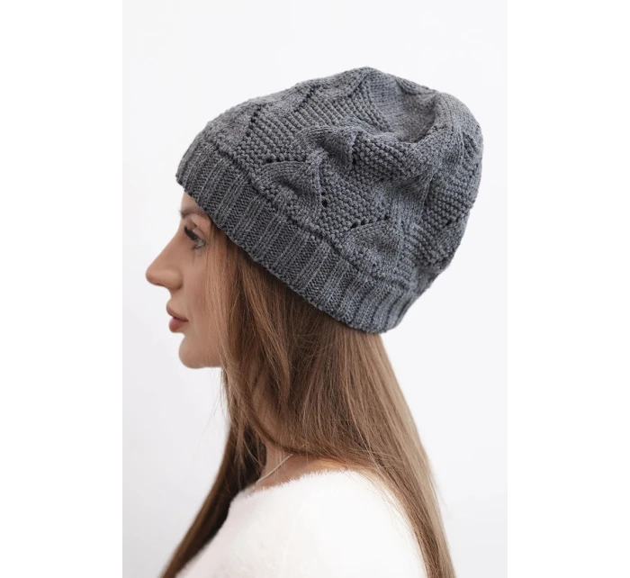 Dámska zimná pletená čiapka s čipkovým vzorom K427 graphite Dámska zimná pletená čiapka s čipkovým vzorom K427 graphite