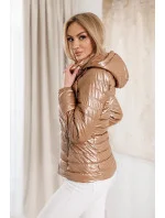 Prešívaná dámska bunda v karamelovej farbe s kapucňou (16M9106-84)