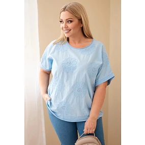 Dámská bavlněná halenka Plus Size s model 22092384 květinami modrá - K-Fashion