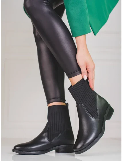 Výborné černé kotníčkové boty dámské na plochém podpatku Výborné černé kotníčkové boty dámské na plochém podpatku