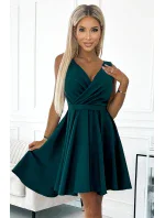 Dámské šaty v lahvově zelené barvě s delší zadní výstřihem a páskem model 18914370 - numoco Dámské šaty v lahvově zelené barvě s delší zadní výstřihem a páskem model 18914370 - numoco