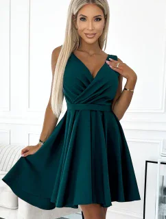 Dámské šaty v lahvově zelené barvě s delší zadní výstřihem a páskem model 18914370 - numoco