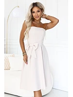 – elegantní midi šaty ve stylu bez ramínek s mašlí – světle béžové model 22393727 - numoco – elegantní midi šaty ve stylu bez ramínek s mašlí – světle béžové model 22393727 - numoco