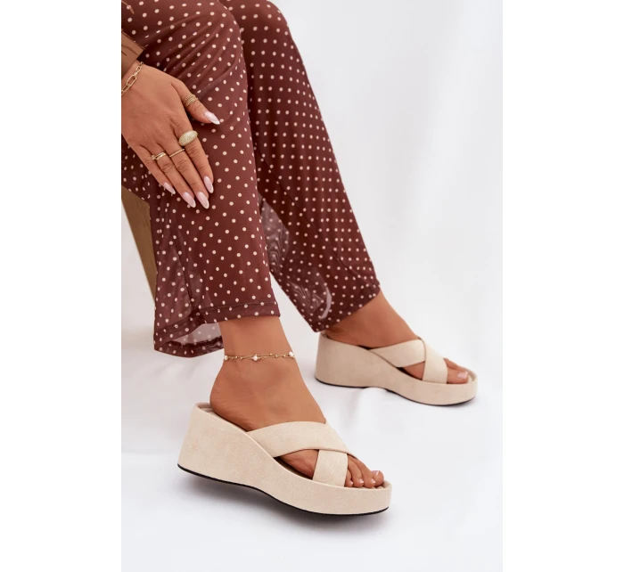 Dámské pantofle na platformě z eko semiše béžové Calorine Dámské pantofle na platformě z eko semiše béžové Calorine