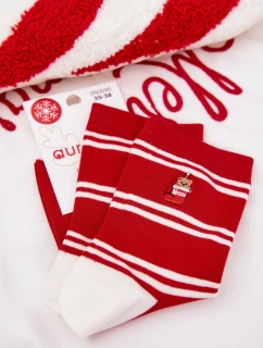 Dámske vianočné ponožky s pruhmi a medvedíkom - červené