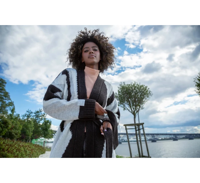 Dámsky dlhý sveter F1498 Čiernobiely mix - Fobya