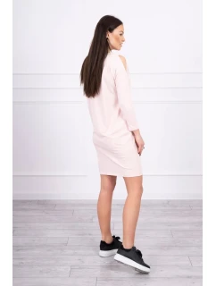 Šaty s potiskem model 18744032 v pudrově růžové barvě - K-Fashion