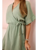 Mušelínové šaty s pásom svetlej khaki farby