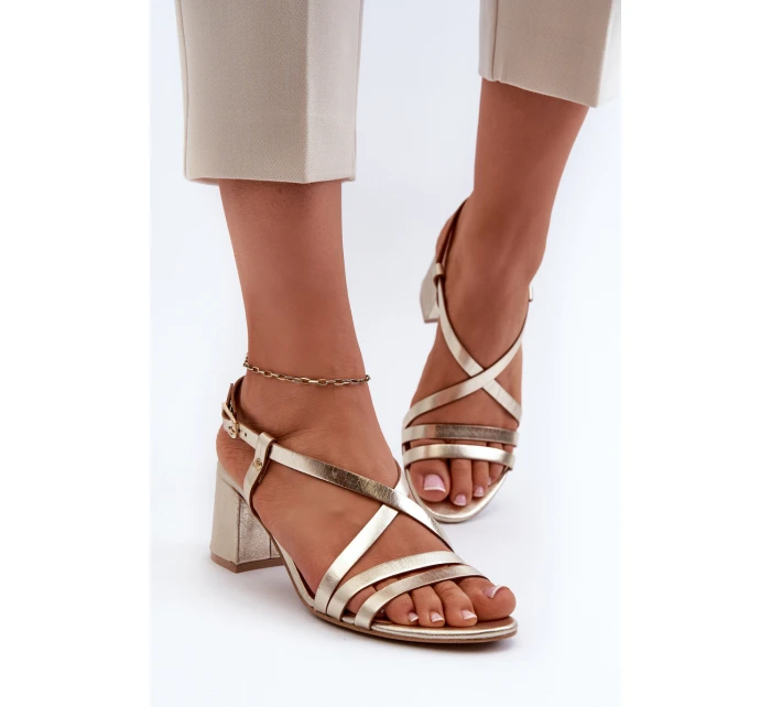Sametové sandály na nízkém podpatku model 21661305 Zlaté - Maciejka