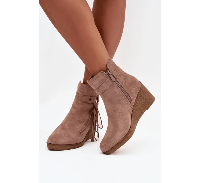 Zateplené dámské kotníkové boty na platformě s třásněmi béžové model 21711536 - Boto Zateplené dámské kotníkové boty na platformě s třásněmi béžové model 21711536 - Boto