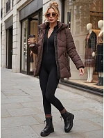 Kurtka damska zimowa pikowana z kapturem brązowa model 22365023 - FashionStreet Kurtka damska zimowa pikowana z kapturem brązowa model 22365023 - FashionStreet