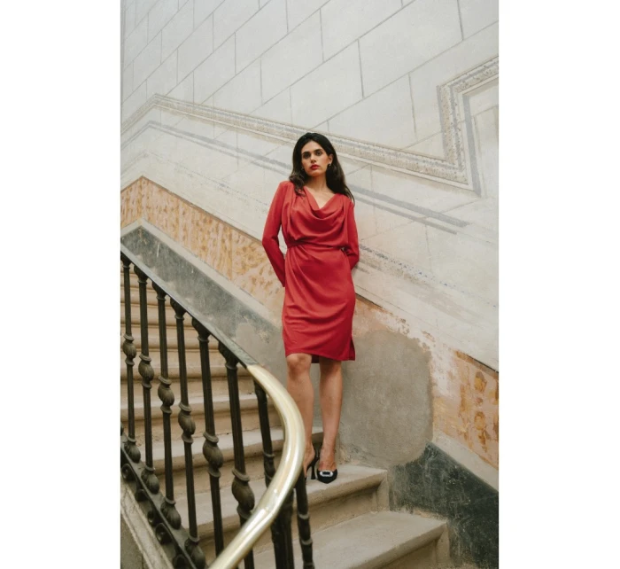 S428 Šaty s výstrihom - červené S428 Šaty s výstrihom - červené