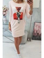 model 18744006 pudrově růžové šaty s 3D grafikou - K-Fashion model 18744006 pudrově růžové šaty s 3D grafikou - K-Fashion