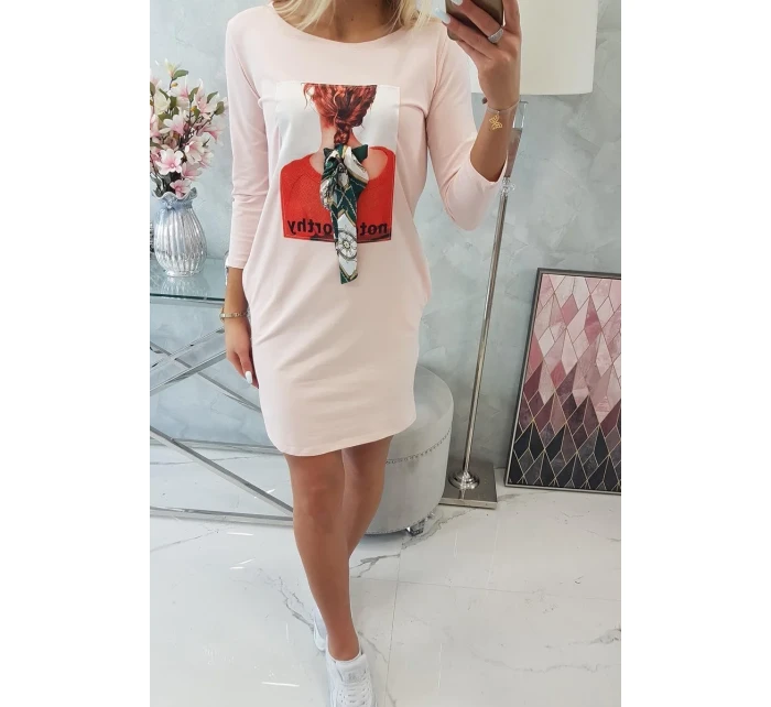 model 18744006 pudrově růžové šaty s 3D grafikou - K-Fashion model 18744006 pudrově růžové šaty s 3D grafikou - K-Fashion