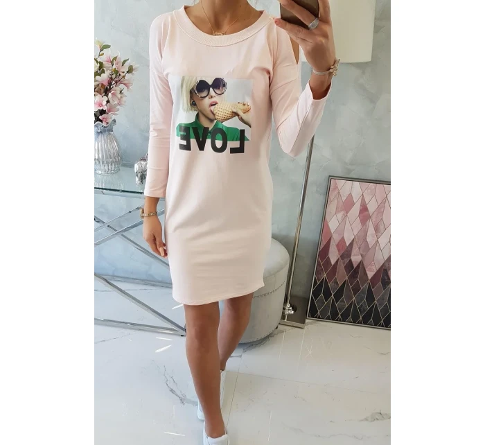 Šaty s potiskem model 18744032 v pudrově růžové barvě - K-Fashion Šaty s potiskem model 18744032 v pudrově růžové barvě - K-Fashion