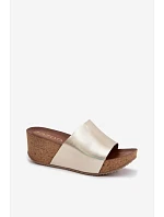 model 22136747 kožené dámské pantofle na korkové platformě zlaté - Zazoo