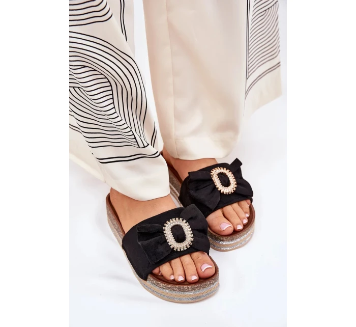 Dámske papuče na platforme s mašľou a ozdobnou brošňou - čierne Lenela