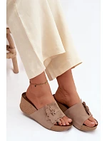 Kožené semišové dámské pantofle na platformě s ozdobným květinovým vzorem model 22125922 Cappuccino - Zazoo