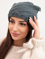 Dámska zimná čiapka s ozdobným úpletom a klasickým strihom K372 tmavosivá