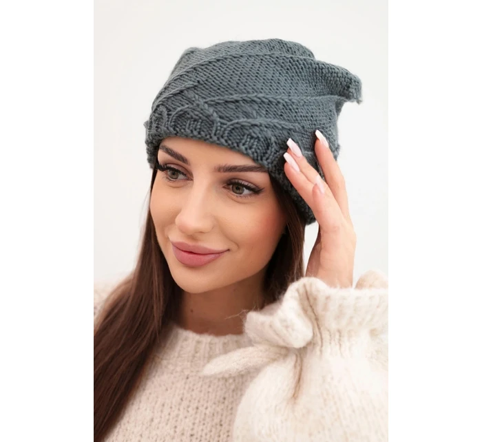 Dámská zimní čepice s ozdobným pletením a střihem tmavě šedá model 21878047 - K-Fashion