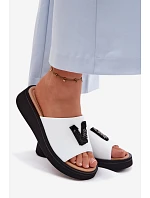 Kožené dámské pantofle s písmenem V na platformě Vinceza 66950 bílé