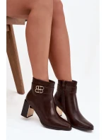 Dámské kotníkové boty na podpatku s páskem a zlatým detailem čokoládové model 21747880 - Boto Dámské kotníkové boty na podpatku s páskem a zlatým detailem čokoládové model 21747880 - Boto