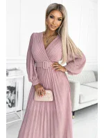 KLARA Plisované dámské šaty v pudrově růžové barvě s výstřihem a opaskem model 18330495 - numoco basic KLARA Plisované dámské šaty v pudrově růžové barvě s výstřihem a opaskem model 18330495 - numoco basic