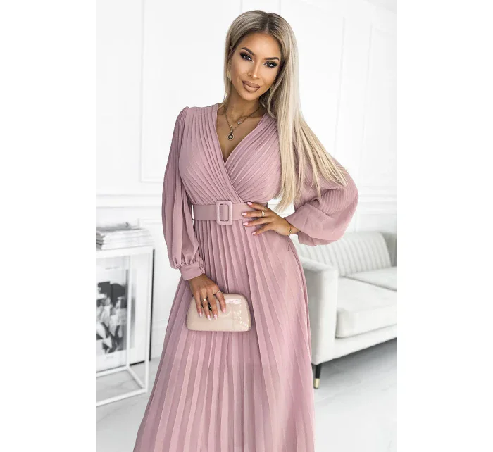KLARA Plisované dámské šaty v pudrově růžové barvě s výstřihem a opaskem model 18330495 - numoco basic KLARA Plisované dámské šaty v pudrově růžové barvě s výstřihem a opaskem model 18330495 - numoco basic