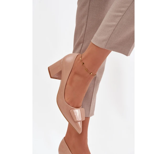 Lakované lodičky na sloupku s ozdobou Nude model 21752745 - Boto